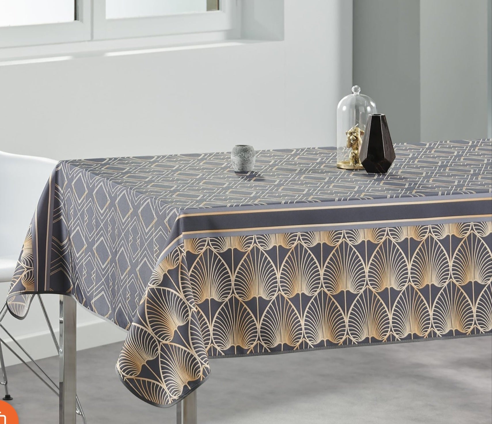 La nappe noire et dorée